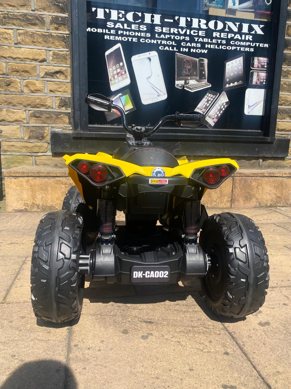 Cam-Am Maverick 24V Kids Electric Ride On Quad – packed with exciting features.