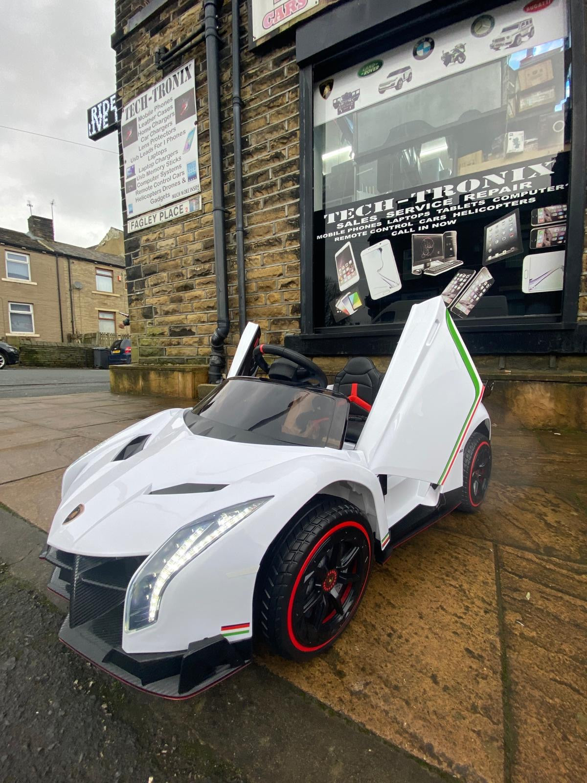 Kids Lamborghini Veneno 12v Ride on Electric Car with Remote, Leather Seats & Rubber Tyres