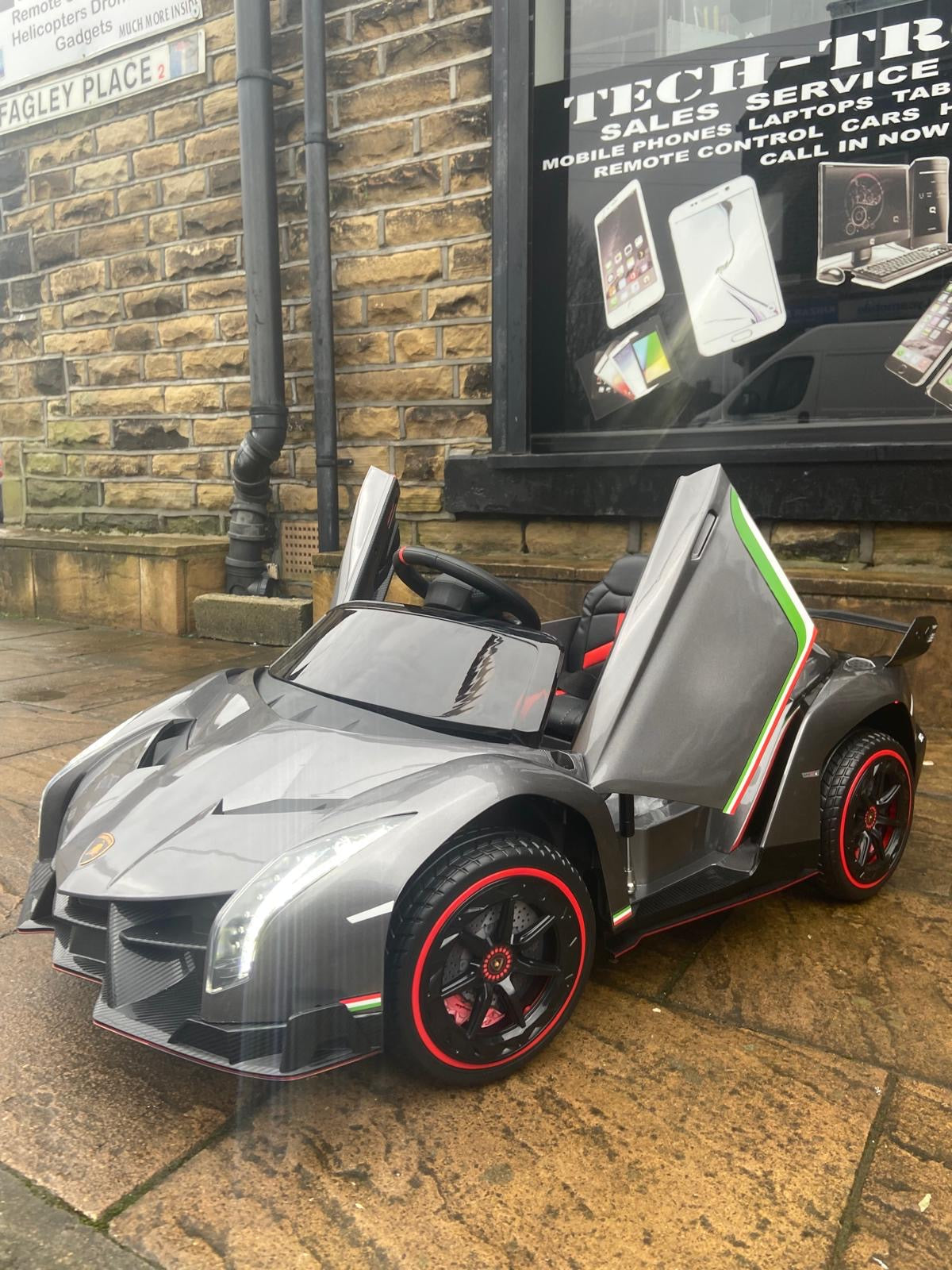 Kids Lamborghini Veneno 12v Ride on Electric Car with Remote, Leather Seats & Rubber Tyres